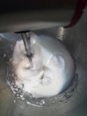 蛋白加入两滴柠檬汁，打至鱼眼泡，加入细砂糖10g，打至浓稠，第二次加入细砂糖10g，打至微出纹路，再一次加入细砂糖10g，打至完全硬性发泡，提起打蛋器成直立的尖角