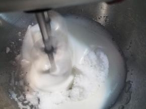 蛋白加入两滴柠檬汁，打至鱼眼泡，加入细砂糖10g，打至浓稠，第二次加入细砂糖10g，打至微出纹路，再一次加入细砂糖10g，打至完全硬性发泡，提起打蛋器成直立的尖角