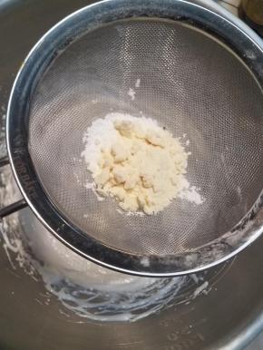 筛入奶粉4g、玉米淀粉3g，翻拌切拌均匀，注意手法不要划圈