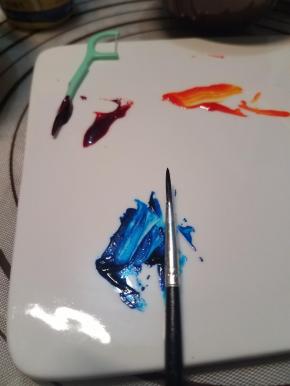 将食用色素倒入小碟中