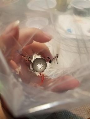 将自己喜欢的裱花嘴装入裱花袋内，然后用画笔把色素刷在裱花袋内壁