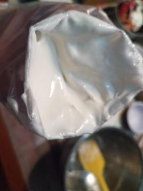 将蛋白糊装入裱花袋