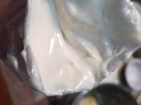 将蛋白糊装入裱花袋