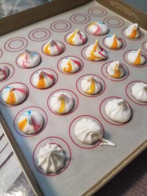 垂直挤出大小均匀的蛋白糖胚，挤好一盘，这时烤箱预热100度上下火