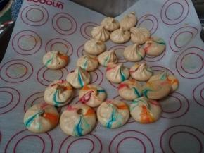 将蛋白糖放入预热好的烤箱进行烘焙，100度上下火50分钟上