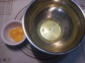 蛋白跟蛋黄分离。