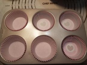 软纸杯套在模具内备用。