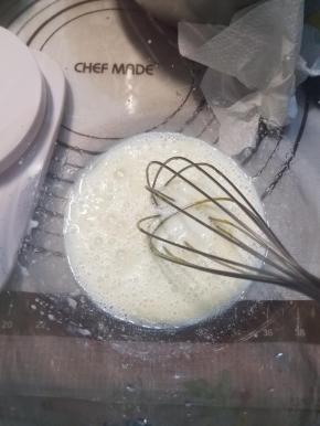 牛奶跟植物倒入打蛋盆中，搅拌均匀。