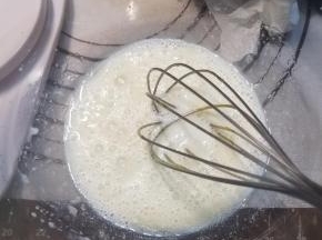 牛奶跟植物倒入打蛋盆中，搅拌均匀。