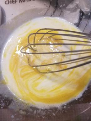 牛奶跟植物倒入打蛋盆中，搅拌均匀。