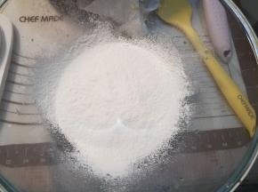 筛入低筋面粉，画十字拌匀。