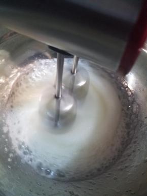 蛋白加入几滴柠檬汁，用电动打蛋器搅拌，蛋白打至粗泡加入1/3左右的糖，继续打发。