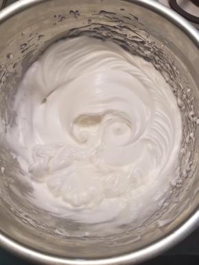 逐渐分次加入砂糖，打至硬性发泡。