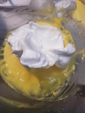 用刮刀分一部分（约1/3但其实不需精准）蛋白，倒入之前的蛋黄糊。