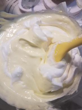 然后将拌匀后的面糊，倒回蛋白霜中，翻拌均匀。