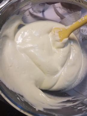 最后完成的面糊是均匀，光亮，滑顺。没有颗粒，也没有较多大气泡鼓出来。