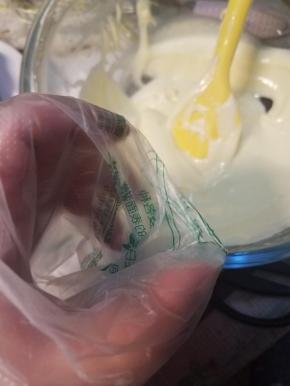 想让纸杯干净整齐的话，就把面糊装到裱花袋来进行分杯。