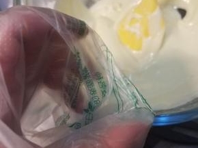 想让纸杯干净整齐的话，就把面糊装到裱花袋来进行分杯。