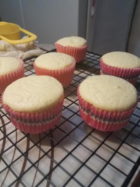 出炉稍不烫就可取出放在凉网，帮助底部散热，不然闷在模具，底部可能有水汽。