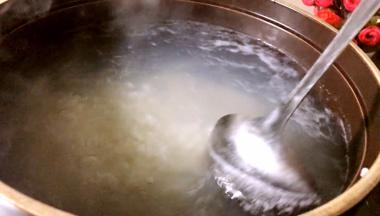 其间要经常搅动，以免粘锅