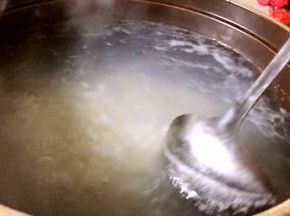 其间要经常搅动，以免粘锅