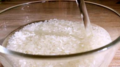 大米洗净，提前浸泡半小时