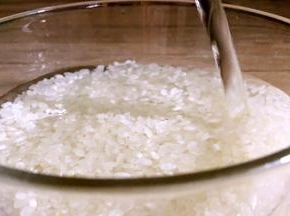 大米洗净，提前浸泡半小时