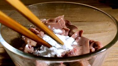 沥水后，加入淀粉拌匀备用