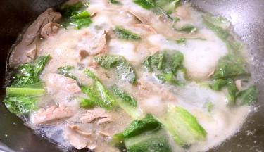 撒上白胡椒粉和味精，拌匀即可盛出