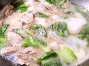 撒上白胡椒粉和味精，拌匀即可盛出