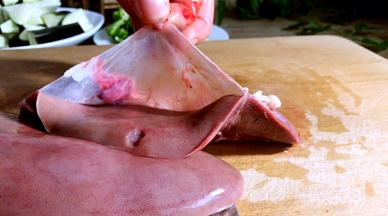 将猪腰片开两边，撕去外膜