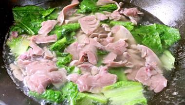 沸腾后，加入猪腰花，大火煮熟