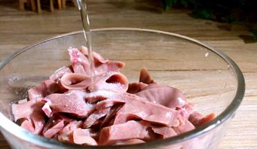 沥水后放入碗中，加入盐和料酒，拌匀腌制半小时