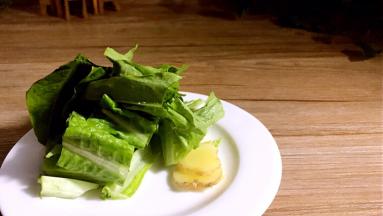 生姜洗净切片，青菜洗净切段备用