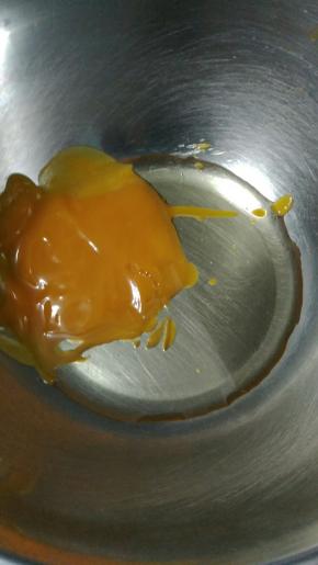 南瓜泥和玉米油混合，用手动打蛋器拌匀！