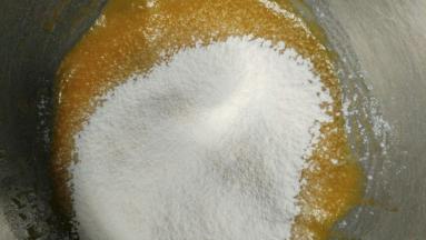 筛入低粉，拌匀。