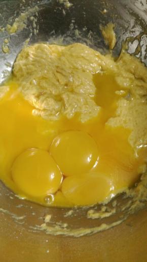 加入蛋黄，继续拌匀（Z字形拌）