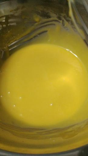 拌匀后蛋黄糊的状态。
