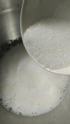 蛋白盛入无水无油的打蛋盆里，加入几滴柠檬汁，用电动打蛋器中速将蛋白打至大气泡，加入三分之一细砂糖。
