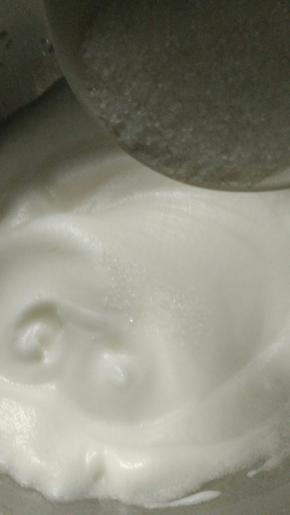 打至稍有纹路时加第二次三分一糖