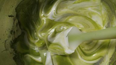 补图用刮刀翻拌或切拌手法，至看不到蛋白霜，将拌好的面糊倒入剩下的蛋白霜中