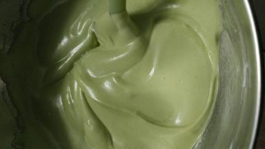 用刮刀翻或切拌的手法搅拌均匀，至看不到蛋白霜。