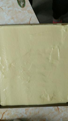 用刮板将蛋糕糊刮平整，放入预热好的烤箱中层上下火170度20分钟左右