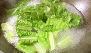 加入盐、橄榄油和青菜