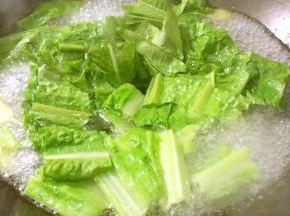 加入盐、橄榄油和青菜