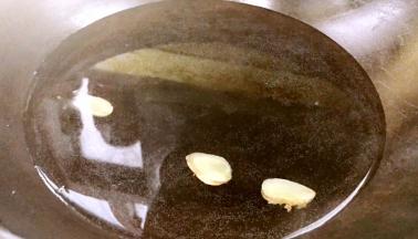 锅置火上，加入适量清水，放入姜片大火烧开