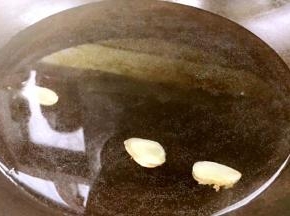 锅置火上，加入适量清水，放入姜片大火烧开