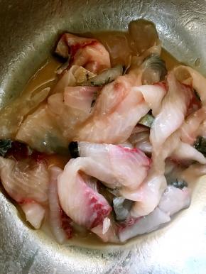 鱼肉里加入剩余腌料的二分之一，用手抓10分钟左右，入味备用，腌制一个小时最好