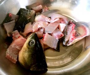 鱼头和鱼骨放一个盆洗净
