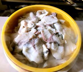 锅里加清水烧开把豆芽煮熟捞出放碗底，另起一锅水放入葱姜料酒烧开先把鱼骨放入煮20分钟左右，捞出放在过水的黄豆芽上，然后鱼肉下锅7、8分钟捞出放到最上面